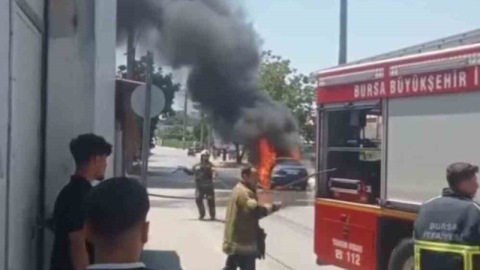 Aşırı sıcak seyir halindeki otomobili yaktı
