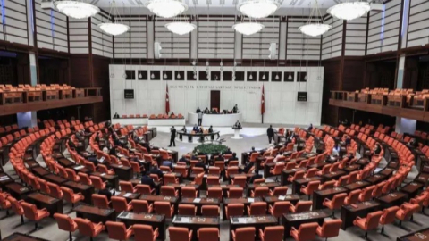 Yeni karar uygulamaya geçti, Meclis tatile girmiyor!