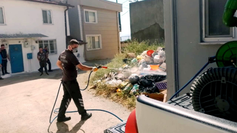 Bursa’da çöp ev mahalleyi canından bezdirdi