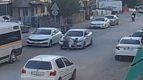 Bursa’da otomobilin çarptığı anne ve oğlu yaralandı