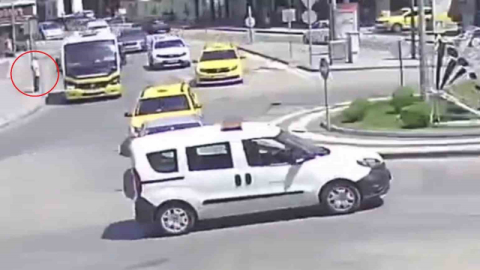 Otomobil çarptı, hiçbir şey olmamış gibi yoluna devam etti