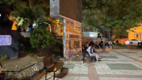 Deprem korkusuyla geceyi sokakta geçirdiler