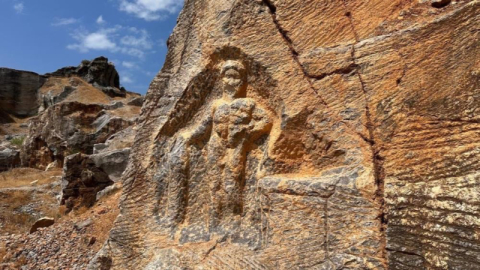 2000 yıllık Herkül kabartması sahipsizlikten yok oluyor