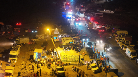 Gözlerini kırpmadan alevlerle mücadele için koşuşturuyor