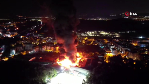 Çekmeköy’de alevlere teslim olan fabrika, yoğun müdahale sonucu kontrol altına alındı