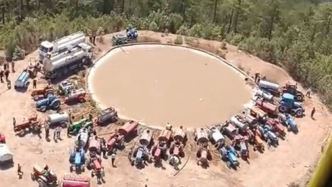 Bursa'daki yangılarda traktörlü çiftçi ordusu helikopterden görüntülendi