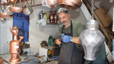 İstanbul’da taksiciliği bırakıp memleketine döndü, son semaver ustası olarak geleneği yaşatıyor