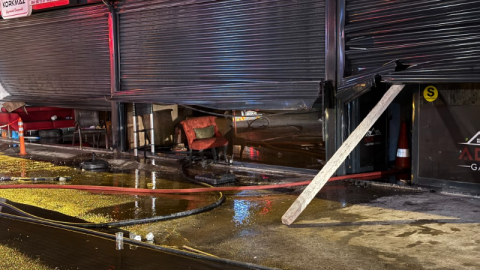 Faciaya son anda engel olundu; kontrolsüz yakılan ateş, 4 dükkanda büyük hasara yol açtı