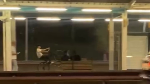 Metro istasyonunda bisikletini tek teker sürdü