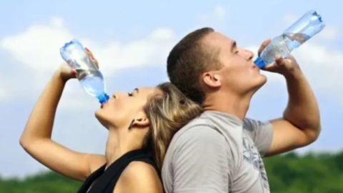 Sıcaklarda böbrek taşına karşı bol su tüketilmeli