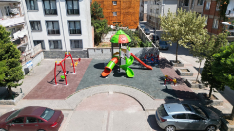 İnegöl Belediyesi eskiyen çocuk parklarını yeniliyor