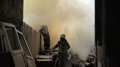 İnegöl'de yıkımına başlanan apartmanda yangın çıktı