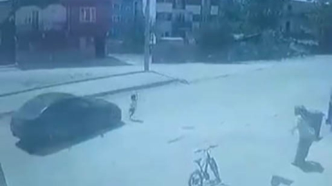 Caddeye atlayan 4 yaşındaki çocuğa otomobil çarptı