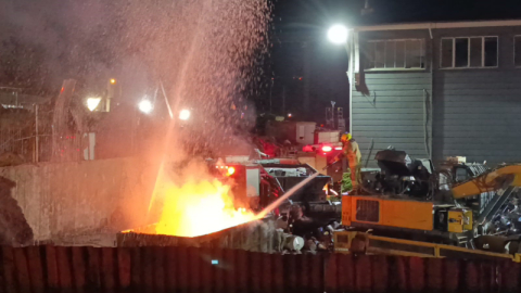 Bursa'da geri dönüşüm tesisinde yangın! 1 itfaiye eri ağır yaralandı