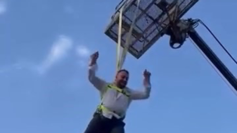 Damat düğün öncesi vinç ile sallandırıldı