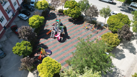 İnegöl Belediyesi çocuklara sağlıklı parklar sunuyor