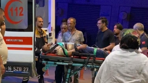 Devrilen traktörün sürücüsü ağır yaralandı