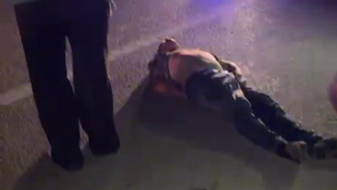 Hareket halindeki kamyonetin kasasından düştü