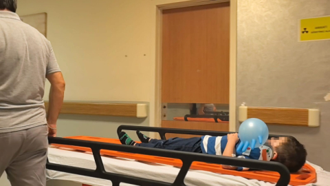 Karşıdan karşıya geçen aileye araba çarptı