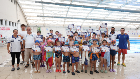 Bursalı minikler yüzme sertifikalarını aldı