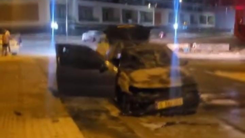 Park halindeki otomobil alev aldı