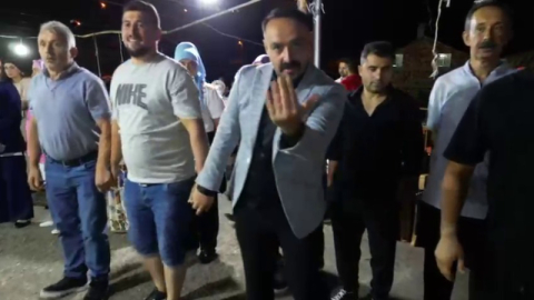 Düğünde drona para takarken elinden oluyordu