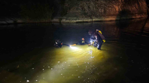 Kızını kurtarmaya çalışırken kendisi boğuldu