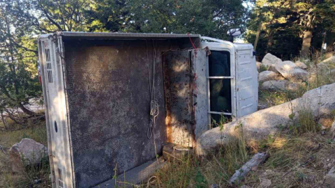 Uludağ'da virajı alamayan kamyonet devrildi