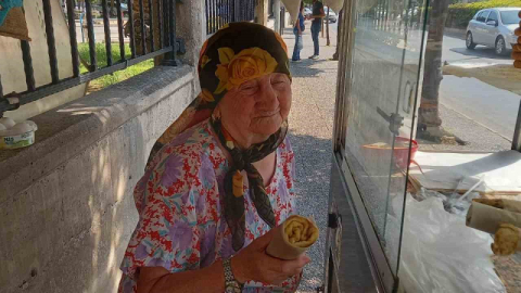 Mensure Teyze’nin çalışma azmi görenleri şaşırtıyor