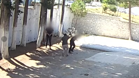 Belediye Başkanı, taş döşemek istemeyen zabıtaları sopayla dövdü