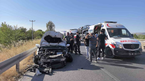 İnegöl'de otomobil traktöre çarptı