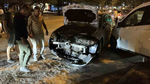Kaza yapan araçlar park halindeki araçlara, park halindeki araç ise kaldırımda yürüyen yayaya çarptı