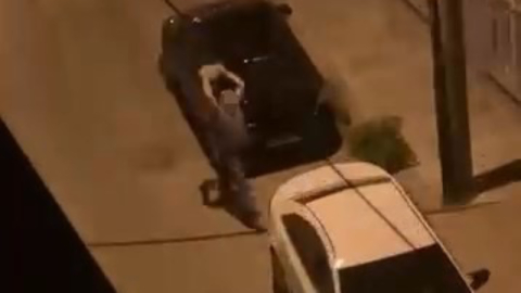 Yıldırım'da bir sarhoş otomobillerin camına saldırdı