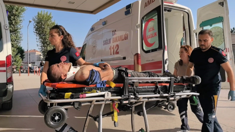 Cam fabrikasında işçi makineye sıkıştı