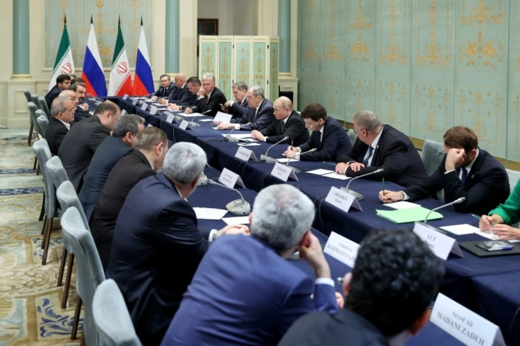 Pezeşkiyan, Rusya Devlet Başkanı Putin ile bir araya geldi