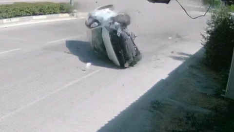 Kontrolden çıkan otomobil takla atarak karşı yola uçtu