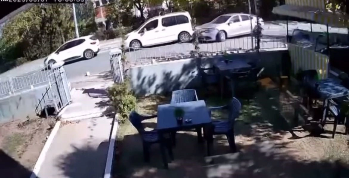 3 aracın karıştığı zincirleme kaza kamerada
