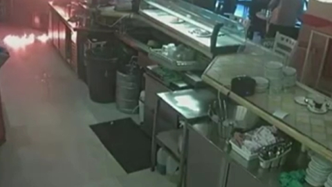 Mayonezin bittiğine sinirlendi, kafeyi ateşe verdi