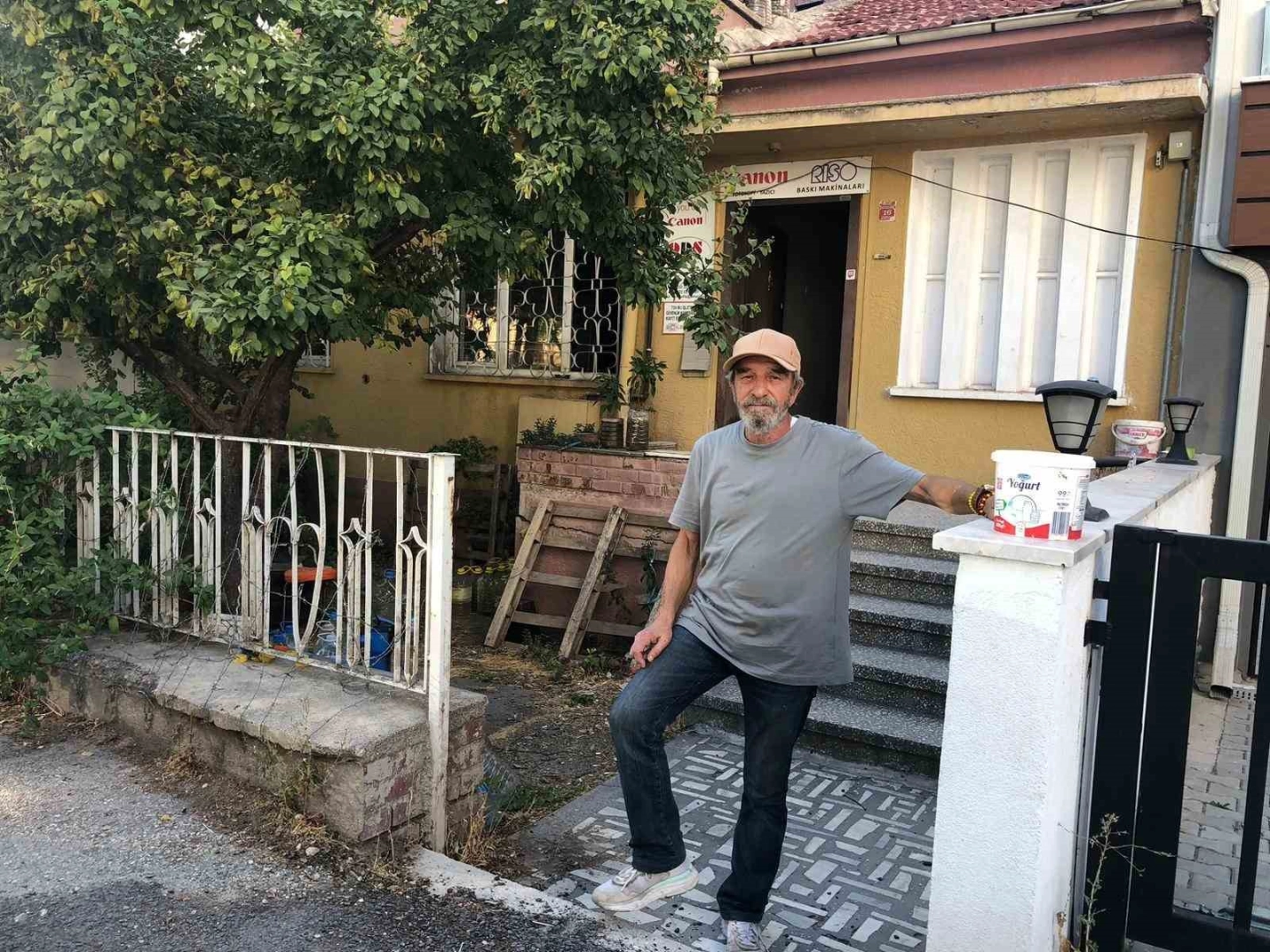 30 yıldır sokak kedilerine kapısını açıyor
