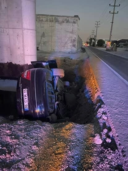 Kontrolden çıkan otomobil üst geçit inşaatına düştü: 4 kişi yaralandı
