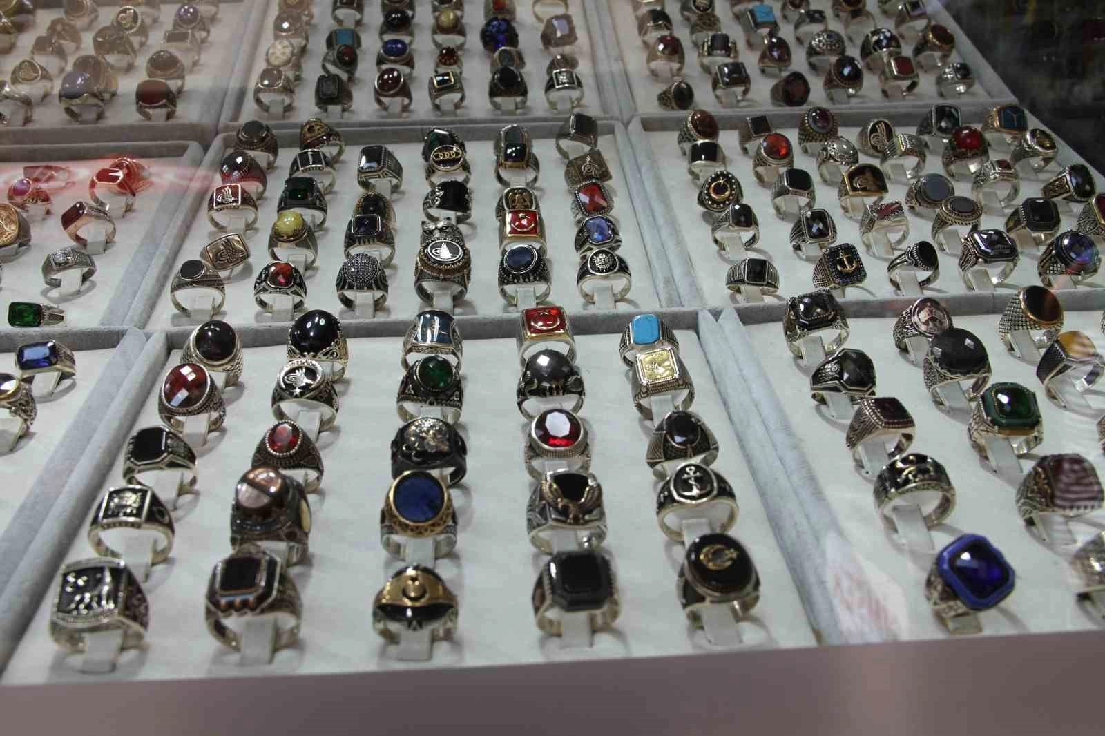 Kadınlar altını, erkekler gümüşü tercih ediyor
