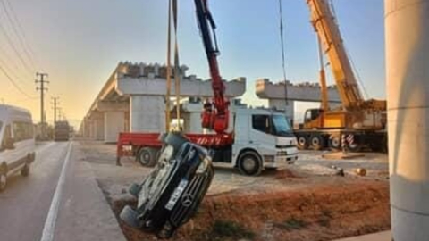 Kontrolden çıkan otomobil üst geçit inşaatına düştü: