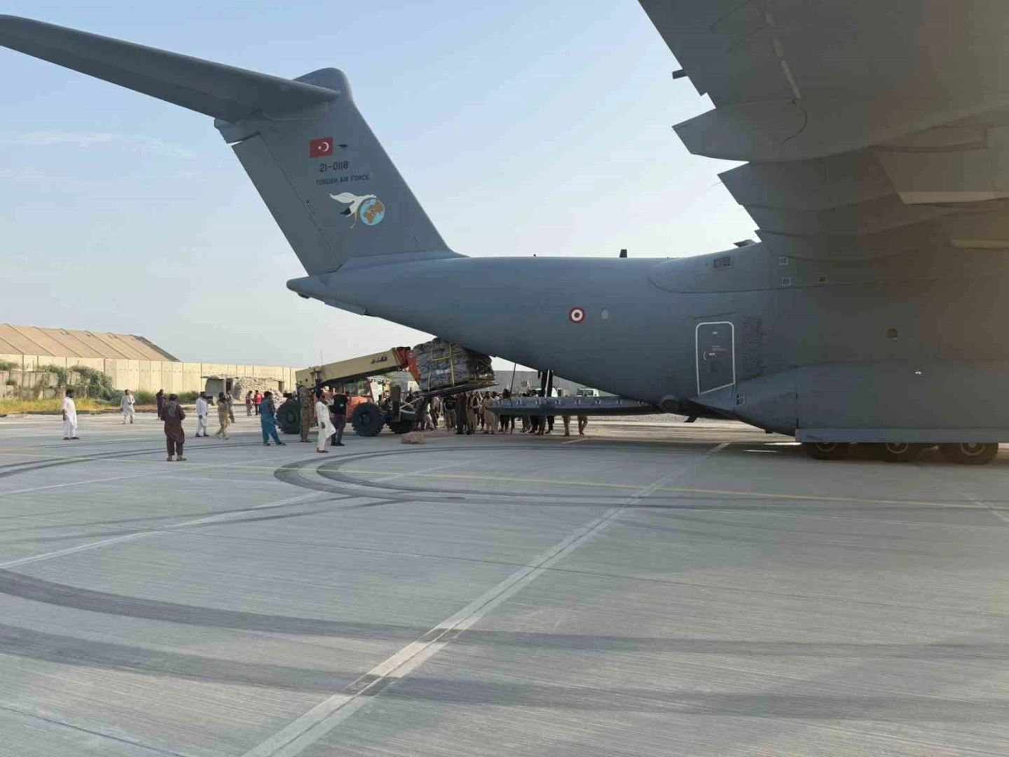 İnsani yardım malzemeleri Türk Hava Kuvvetleri’ne ait uçakla Afganistan’a ulaştırıldı
