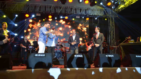 AK Parti’li Kasapoğlu sahnede Sinan Akçıl’a eşlik etti