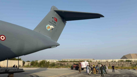 İnsani yardım malzemeleri Afganistan'a ulaştırıldı
