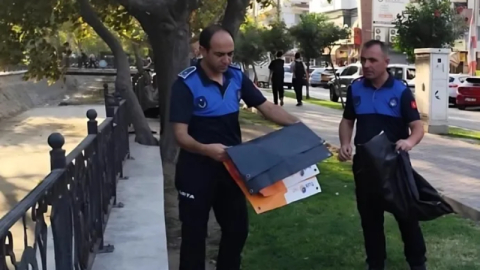 Gemlik'te izinsiz afişlere Zabıta müdahalesi