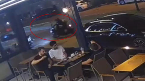 Kontrolden çıkan motosikletin kadın sürücüsü savruldu