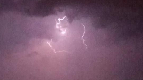 Bursa’da şimşekler geceyi aydınlattı