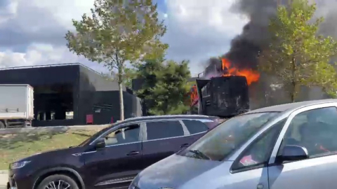 Bursa’da midye satışı yapılan kamyonet yandı