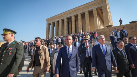 Özgür Özel, Anıtkabir’i ziyaret etti